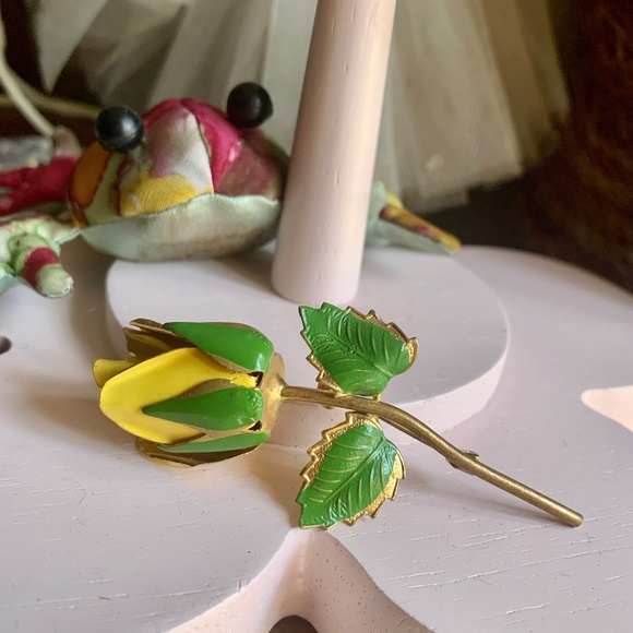 💛💛 Vintage Yellow & Green Enameled Rose Pin - Gorgeous 💛💛 - Picture 4 of 6